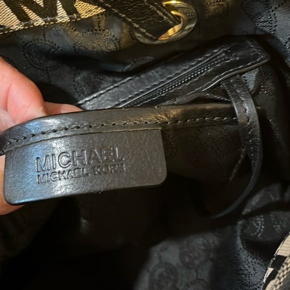 MICHAEL KORS JET SET BEIGE/BLACK SIGNATURE CANVAS AND LEATHER LOGO TOTE BAG - Picture 7 of 12